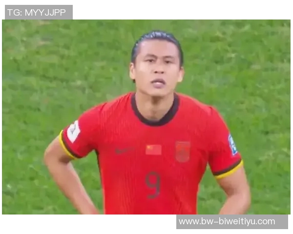 张玉宁与对方球员上半场激烈冲突各自领到黄牌引发热议