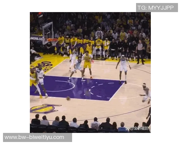 詹姆斯替补席上显不满情绪频频起身运球引发关注